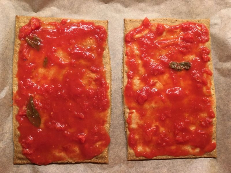 Tomatensoße drauf - wie bei "normaler" Pizza auch...