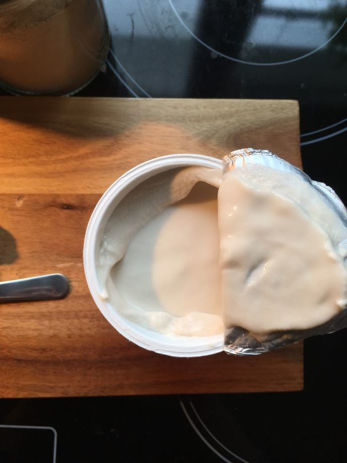 Der Cashewjoghurt sieht direkt nach dem Öffnen schon cremig aus.