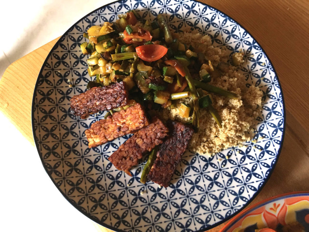 Wok-Spargel mit Tempeh und Couscous